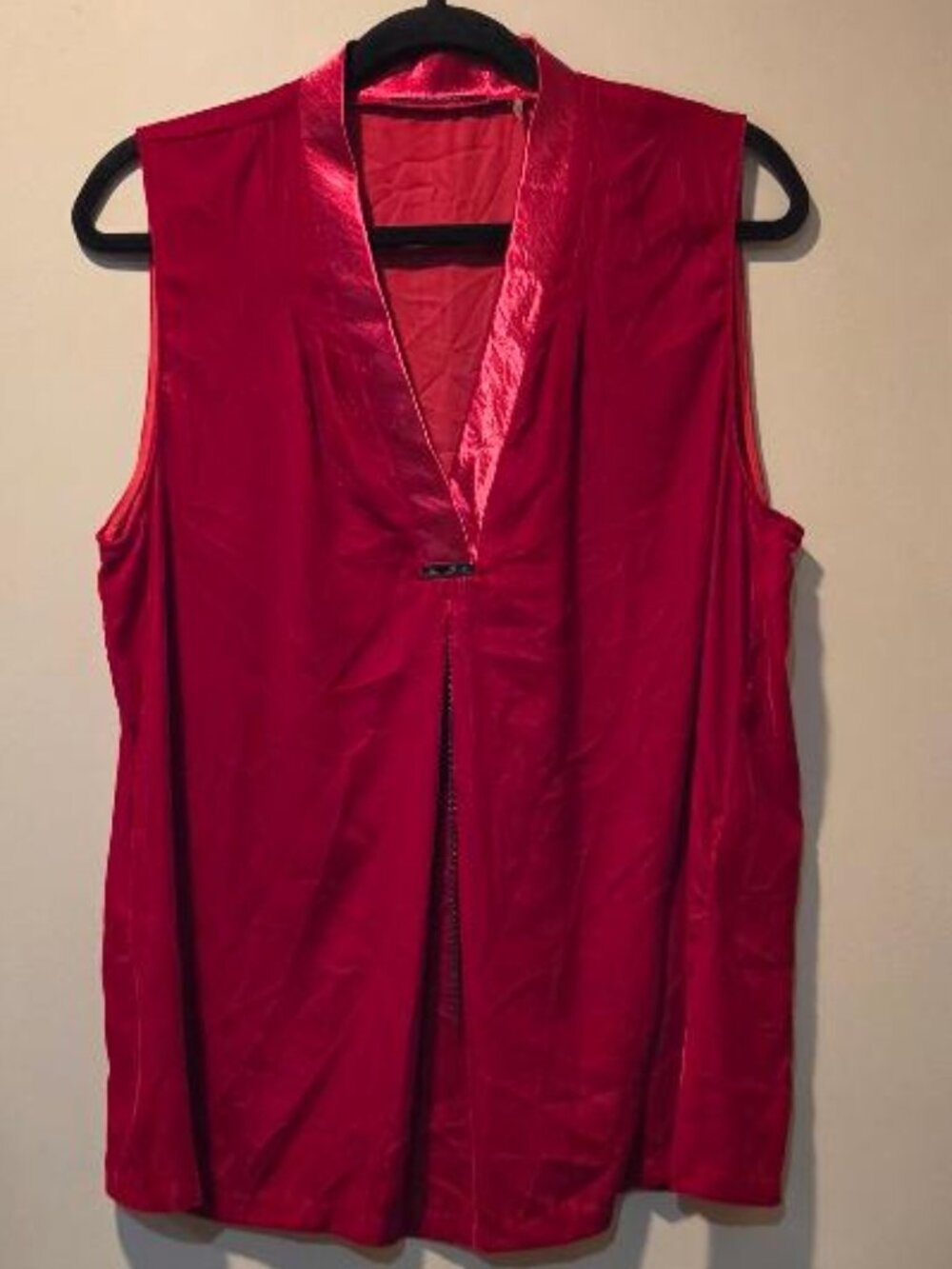 T Tahari Red Shiny Velvet V-Neck Sleeveless Blouse